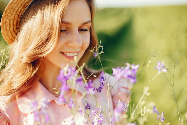 Fille élégante et élégante dans un champ d'été