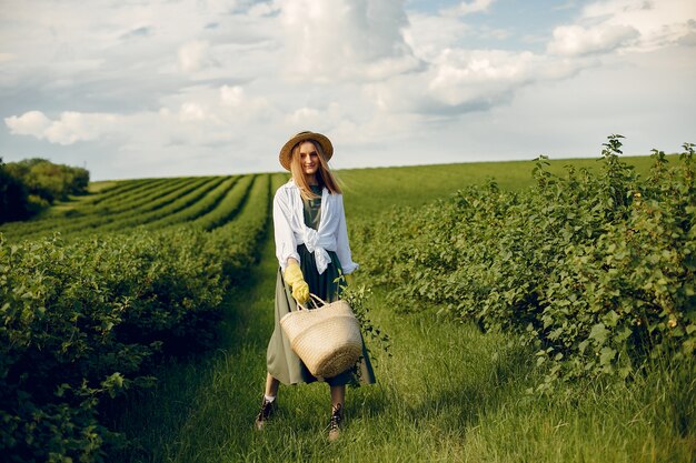 Fille élégante et élégante dans un champ d'été