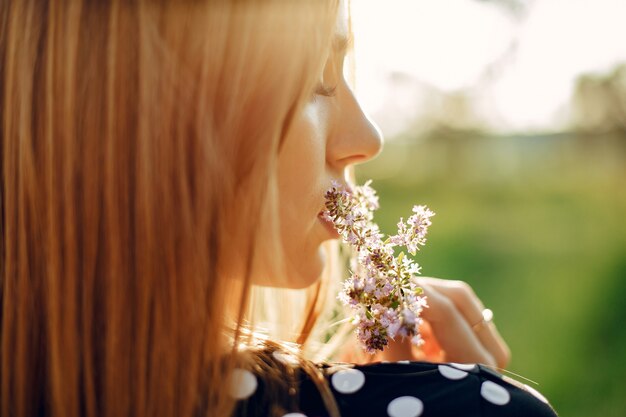 Fille élégante et élégante dans un jardin d'été