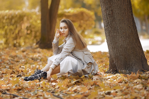 Fille élégante et élégante dans un parc en automne