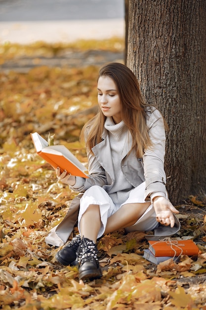 Photo gratuite fille élégante et élégante dans un parc en automne