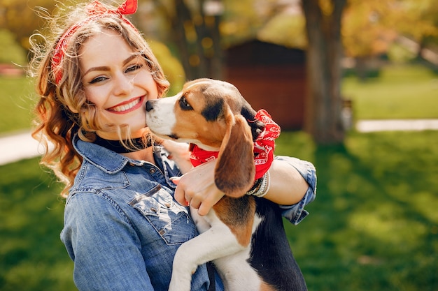 Fille élégante et élégante dans un parc de printemps