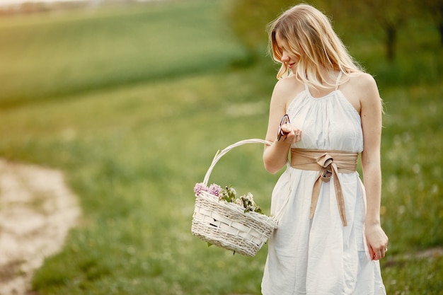 Fille élégante et élégante dans un parc de printemps