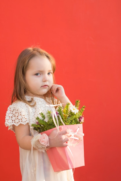 Fille élégante avec des fleurs