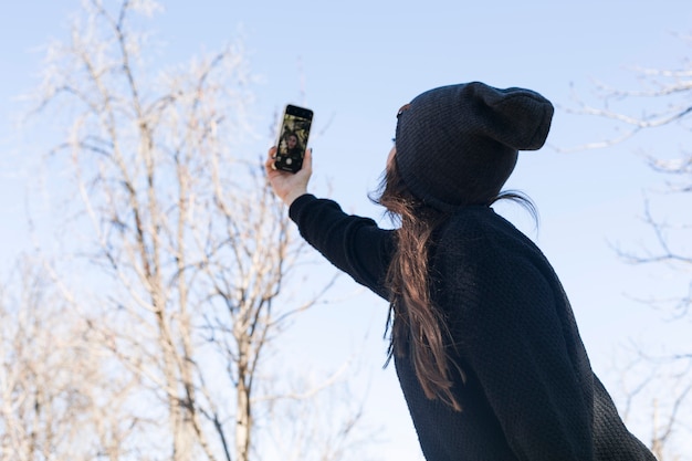 Fille élégante prenant selfie sur la rue