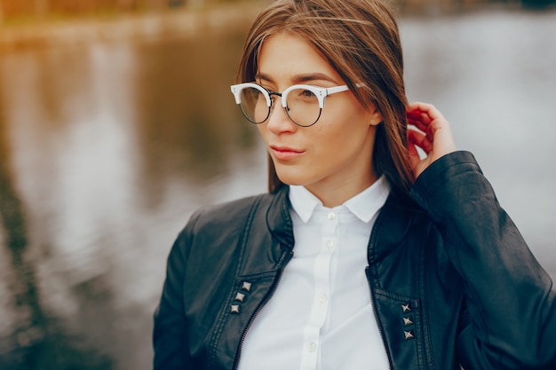 Photo gratuite fille élégante près de l'eau