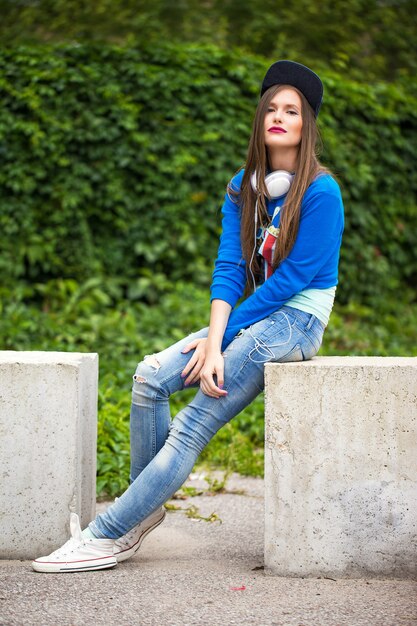 Fille élégante qui pose à l'extérieur