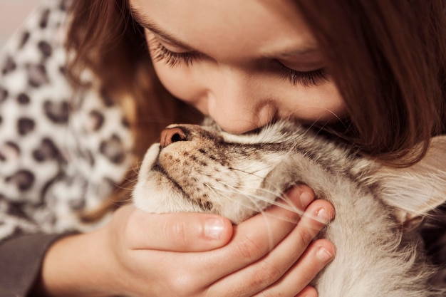 Fille embrassant son chat