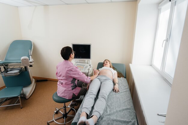 Une fille enceinte reçoit une échographie de son abdomen à la clinique. examen médical