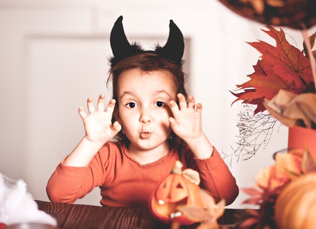 Fille enfant drôle en costume maléfique pour halloween.