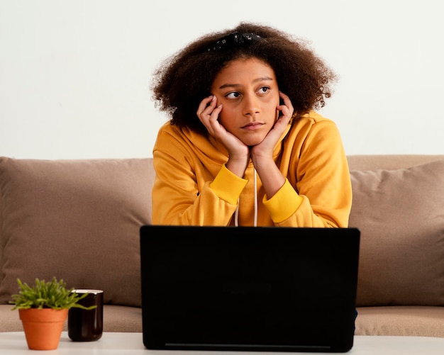 Fille ennuyée à coup moyen à l'intérieur