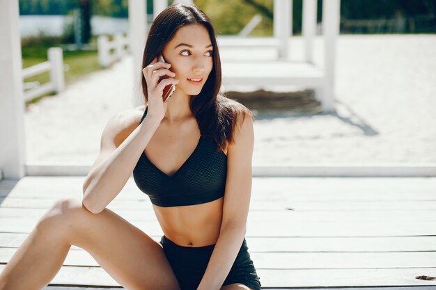 Fille ensoleillée sur une plage