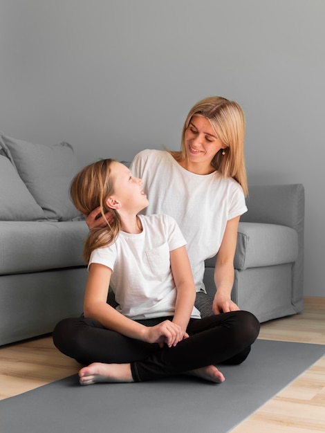 Fille avec entraînement sportif maman sur tapis