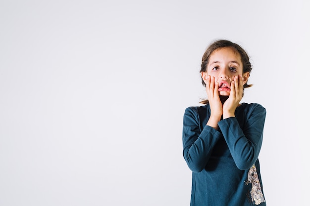 Fille épuisée en regardant la caméra