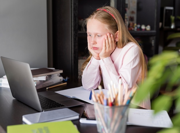 Photo gratuite fille essayant de faire attention à la classe