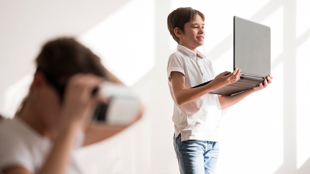 Fille essayer un casque de réalité virtuelle