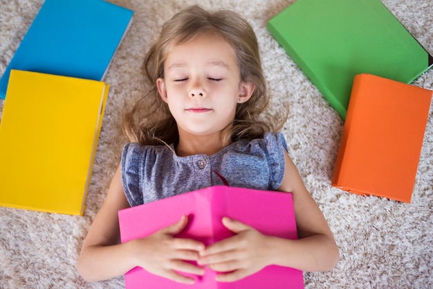 Cette fille est un vrai rat de bibliothèque