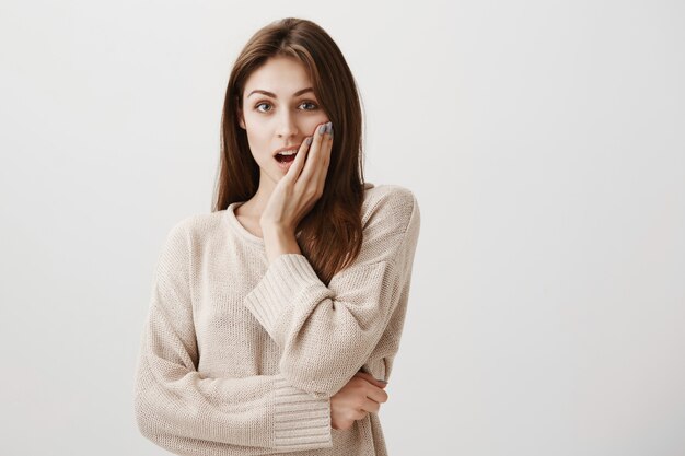 Fille étonnée et impressionnée à la bouche ouverte et sans voix surprise