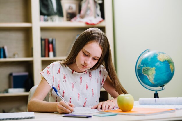 Fille étudiant au bureau