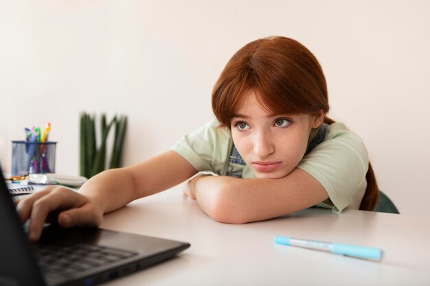 Fille étudiant avec un coup moyen pour ordinateur portable