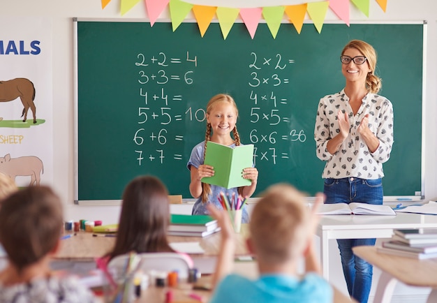 Fille étudiante avec professeur applaudissant