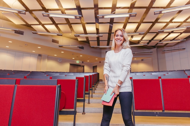 Fille étudiante en riant dans la salle de conférence