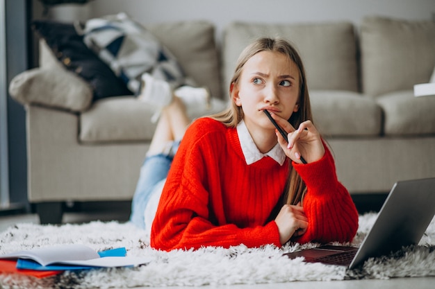 Photo gratuite fille étudie à la maison sur l'ordinateur