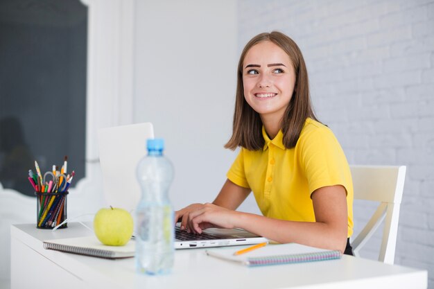 Fille étudie et sourit