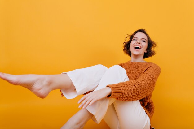 Fille européenne heureuse aux pieds nus profitant de la vie