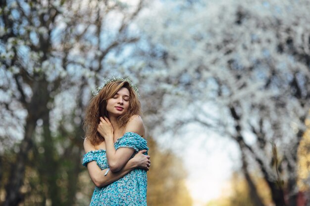 fille Excité dans la forêt