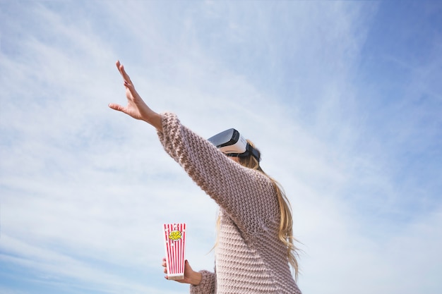 Fille excitée dans des lunettes VR