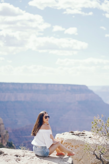 fille explorant le grand canyon en Arizona