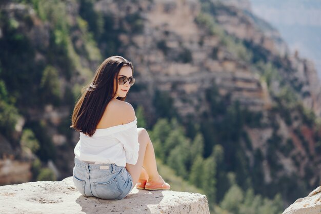 fille explorant le grand canyon en Arizona