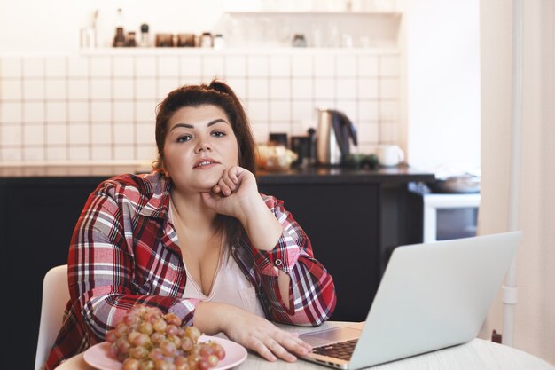 Fille expressive posant à l'intérieur