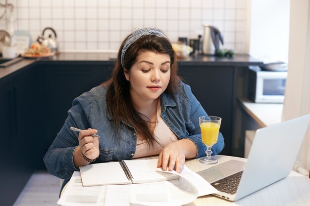 Fille expressive posant à l'intérieur