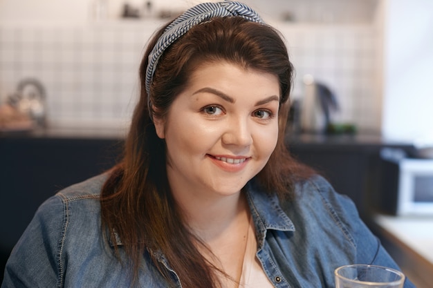 Fille expressive posant à l'intérieur