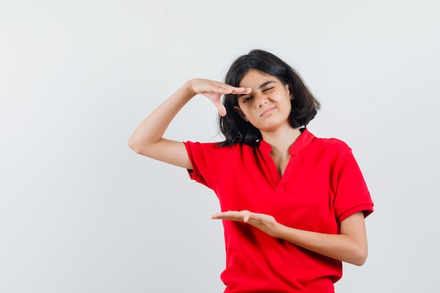 Une fille expressive pose dans le studio