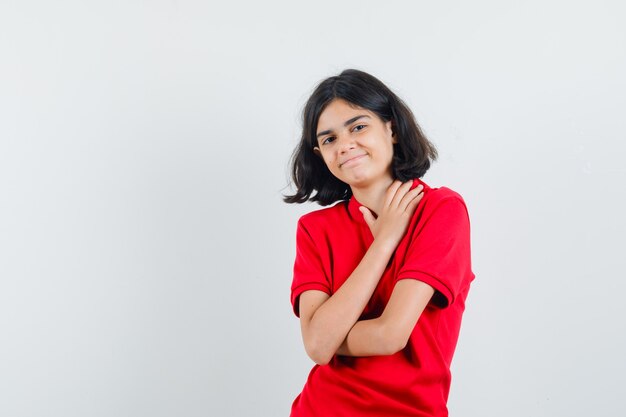 Une fille expressive pose dans le studio