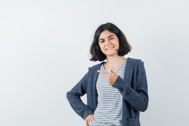 Une fille expressive pose dans le studio