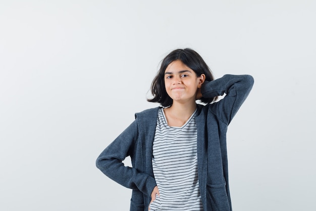 Une fille expressive pose dans le studio