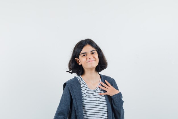 Une fille expressive pose dans le studio