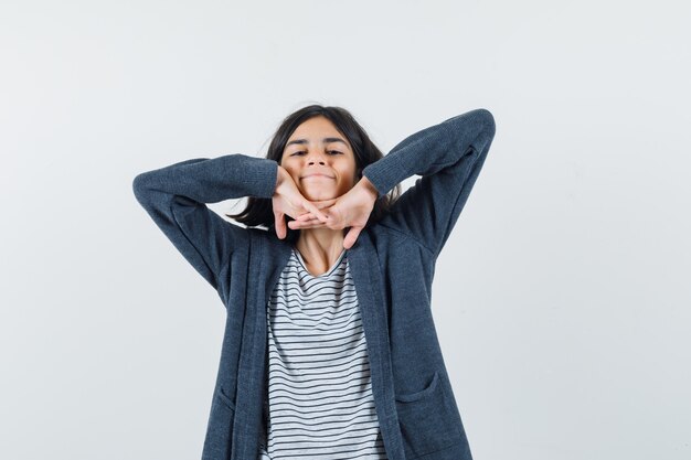 Une fille expressive pose dans le studio