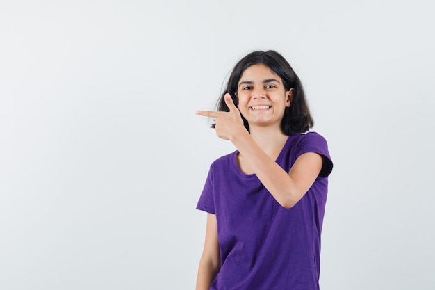 Une fille expressive pose dans le studio