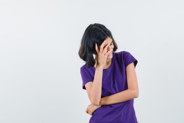 Une fille expressive pose dans le studio