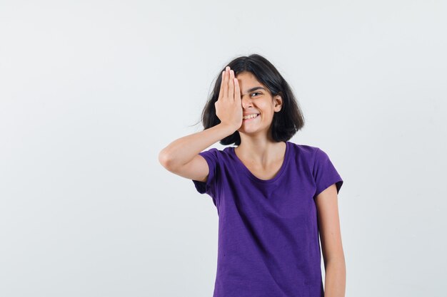 Une fille expressive pose dans le studio