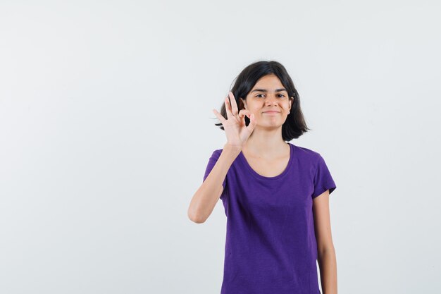 Une fille expressive pose dans le studio