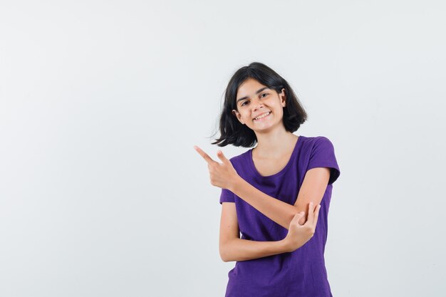 Une fille expressive pose dans le studio