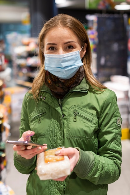 Fille à l'extérieur acheter des produits pour la quarantaine