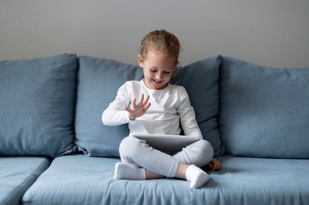 Fille faisant un appel vidéo familial