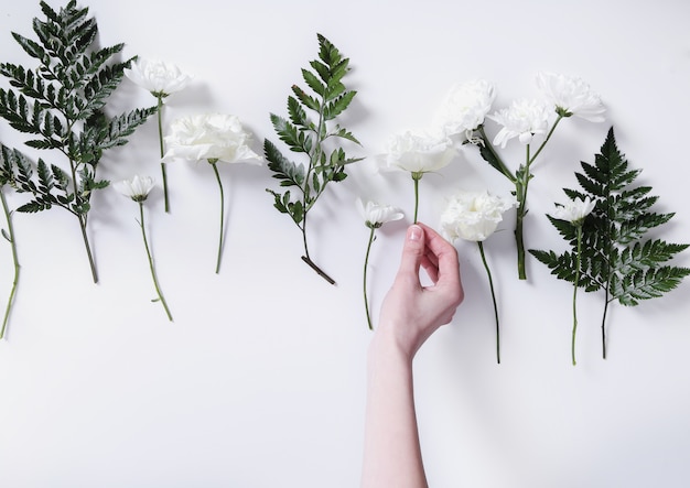 Fille faisant un bouquet